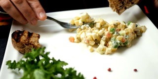 斯拉夫人吃的传统沙拉是奥利维尔或沙拉。