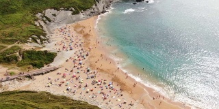 夏天拥挤的海滩的4K镜头