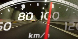 驾驶在隧道和速度表