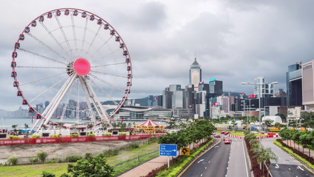 4K时间推移的摩天轮，以香港中区城市景观为背景