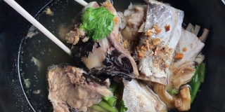 俯视鱼汤，常见的海鲜配米饭。健康食品的概念。
