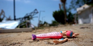 海啸过后，娃娃坏了