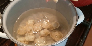在沸水中煮饺子