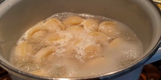 在沸水中煮饺子