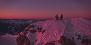 徒步旅行者在雪山山顶握手