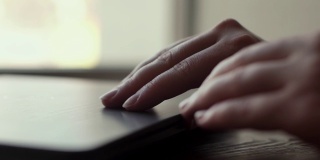 女人用慢动作打开笔记本电脑的盖子靠近窗户