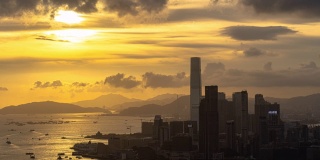4K时间流逝俯视图香港城市摩天大楼在日落时间