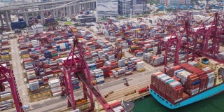 4K分辨率鸟瞰图超延时集装箱货船在海上运载到码头，工业，商业，物流和运输在香港城市