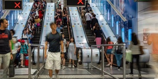 在香港中环车站高峰时段，乘客和游客在自动扶梯上行走和奔跑的4K时间间隔