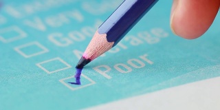 客户检查表反馈满意度调查表，用黑色铅笔在申请表蓝色表格上做标记。意见问题方框按钮，用于填写业务复选标记