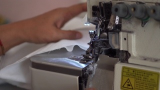 专业裁缝服装设计师用缝纫机缝制衣服视频素材模板下载