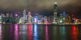 时间流逝，香港城市夜景。从中国香港维多利亚港眺望香港摩天大楼