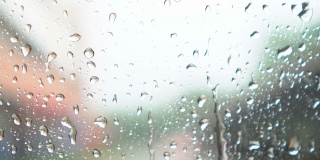 大雨和雨点打在窗户上