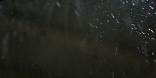 大雨和雨点打在窗户上