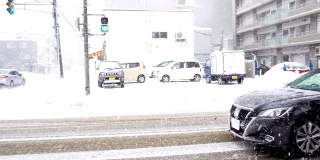 日本札幌市早上的道路和交通上都下着雪