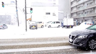 日本札幌市早上的道路和交通上都下着雪视频素材模板下载
