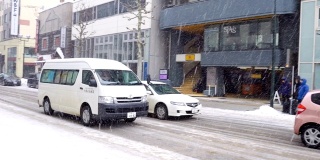 日本札幌市早上的道路和交通上都下着雪