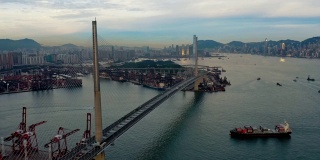 傍晚鸟瞰香港葵青货柜码头及昂船洲大桥