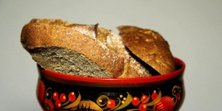 新鲜的面包在盘中，与图- khokhloma，圆形运动。