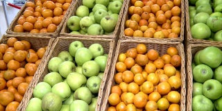 超市柜台上的水果。水果丰富。