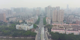 广州的桥梁，汽车交通和城市景观。广东,中国。鸟瞰图