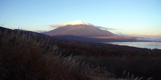 美丽的富士山与枫树在秋天的日本