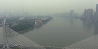 雾霾中的广州大桥，车流和城市景观。中国鸟瞰图