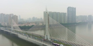 广州的桥梁，汽车交通和城市景观。广东,中国。鸟瞰图