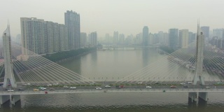 雾霾中的广州大桥，车流和城市景观。中国鸟瞰图