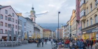 人们在奥地利因斯布鲁克中心广场行走的镜头
