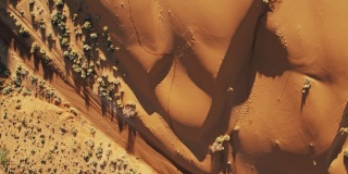 无人机俯瞰纪念碑谷的沙丘
