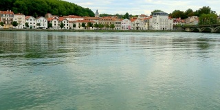 阿杜尔河上的贝永。法国