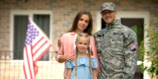 一名美国军人带着家人从房子里拿出钥匙，借出的好处