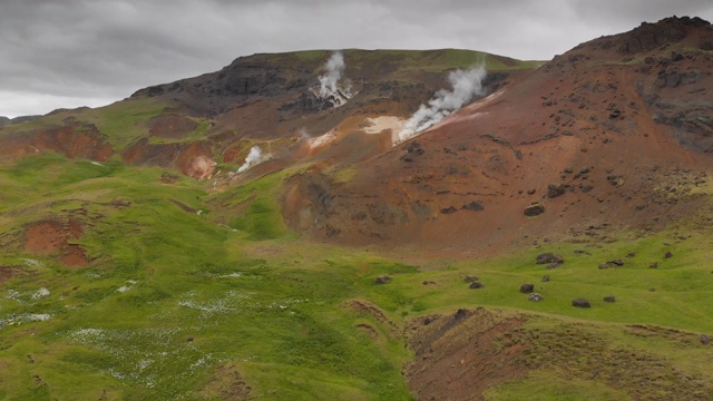 冰岛火山和地热景观与喷气孔