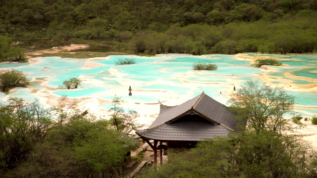 淘金景色:黄龙谷景观的五色池在夏季，四川，中国