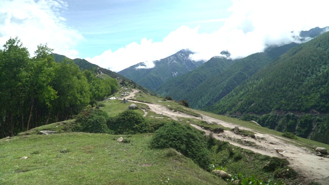 平盘景观:中国四川省四姑娘山国家公园海子谷四姑娘山区域内的山脉自然徒步景观