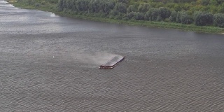 在狂风暴雨中，驳船在河上。