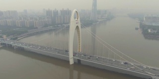 烈德大桥与城市景观。中国广州的雾霾。鸟瞰图