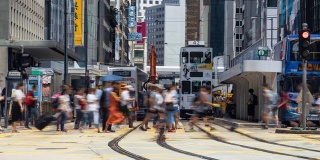 4K时间镜头，一群交通车辆和行人正穿过香港中区黄色人行横道