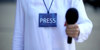 有记者证的记者提议用麦克风采访电视新闻