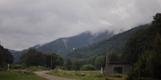 雨后盘旋的群山。喀尔巴阡山脉夏季多云的天空
