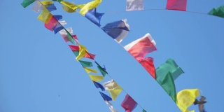 近距离观察:彩旗在斯瓦扬布纳特的秋风中飘扬。