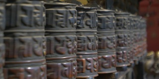 特写:电影拍摄的金属祈祷轮在印度教寺庙内旋转。