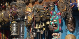特写:一家纪念品商店的墙上挂着传统的木制佛教面具。