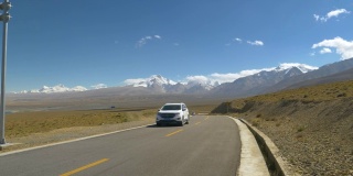 当地人开车穿过令人叹为观止的喜马拉雅高原平原。