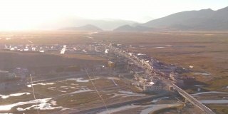天线:明亮的秋日照耀在西藏偏远的港嘎镇。