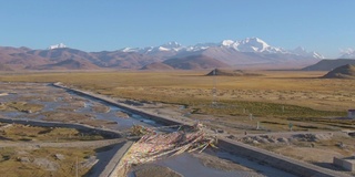 航拍:飞越西藏干旱地区的河流和道路