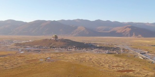 无人机:飞向偏远城市山顶上的一座佛教寺院。