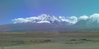 慢镜头:壮丽的雪山在西藏。