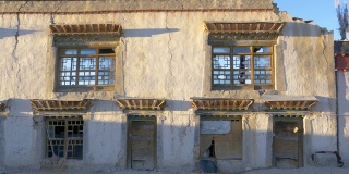 近距离观察:废弃的老房子在喜马拉雅山的环境中慢慢腐烂。